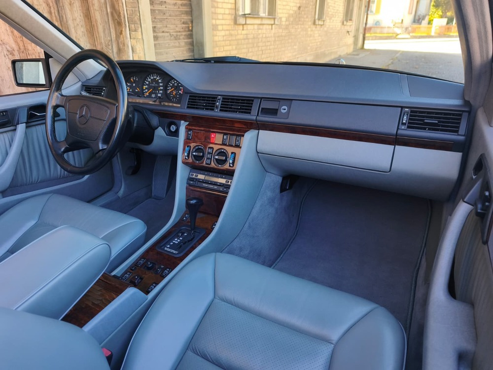 Mercedes-Benz 300 CE-24 Cabriolet