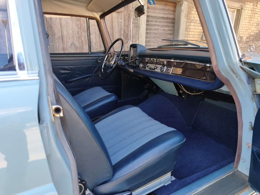 Mercedes-Benz 200 Heckflosse Limousine