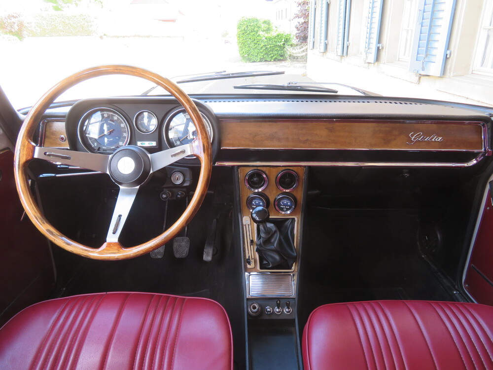 Alfa Romeo Giulia Nuova Super 1300 Limousine