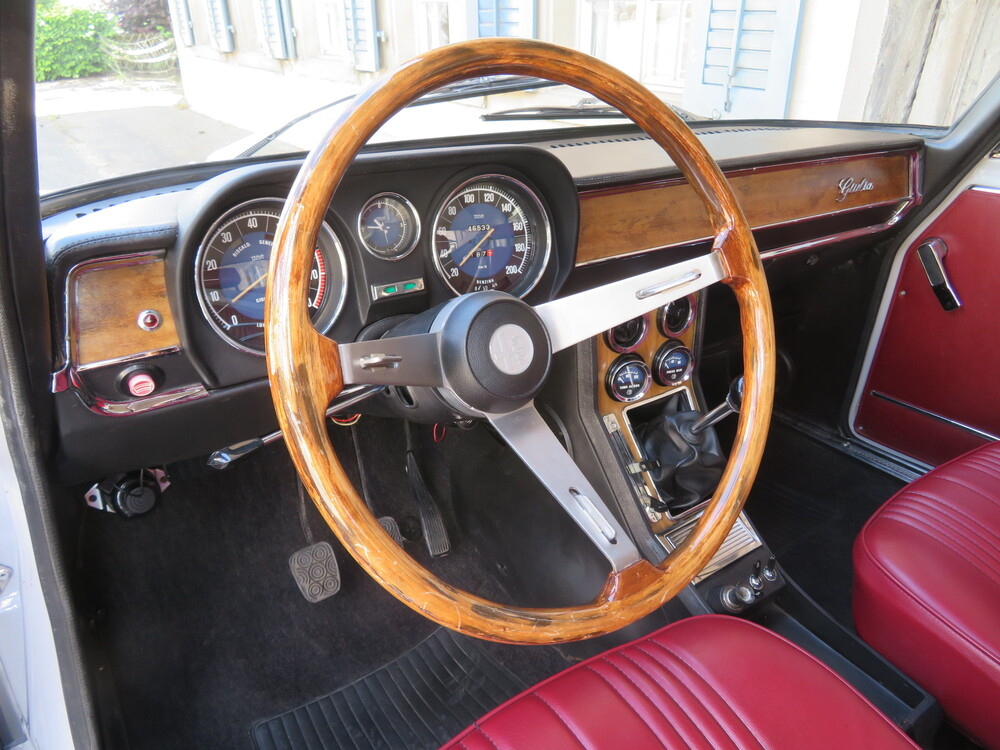 Alfa Romeo Giulia Nuova Super 1300 Limousine