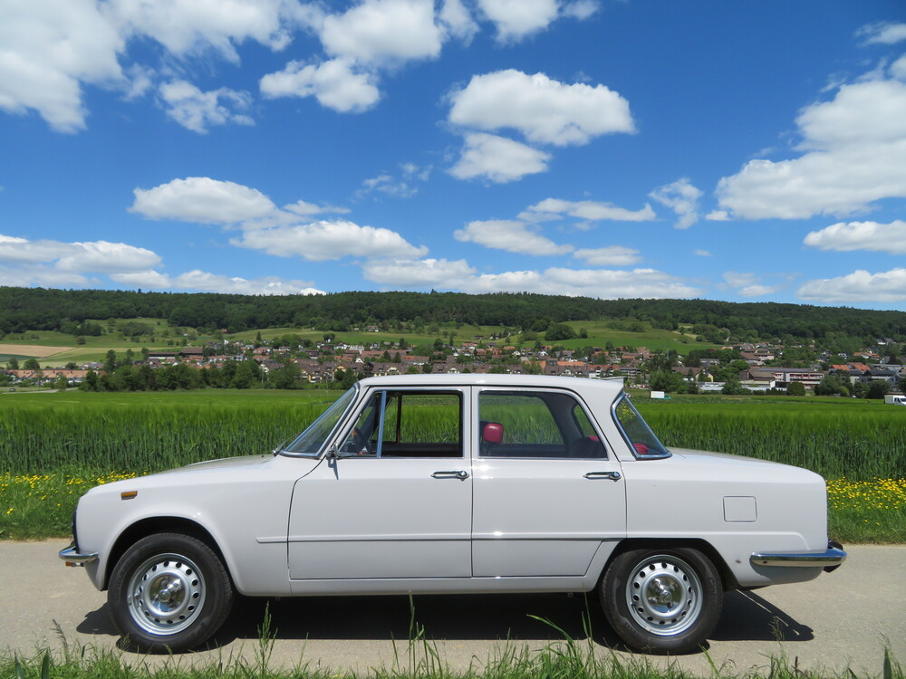 Alfa Romeo Giulia Nuova Super 1300 Limousine